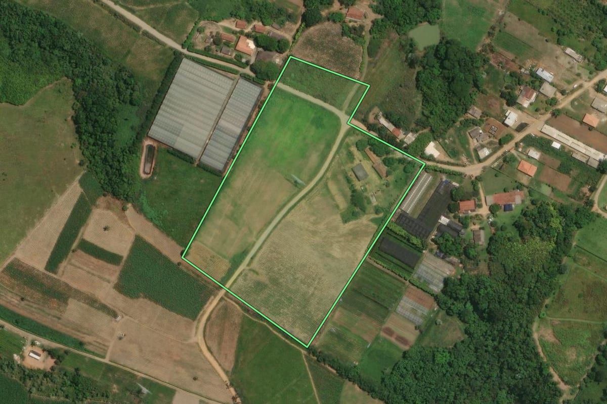 Imagem de satélite do imóvel rural em Guararema (SP), com o contorno declarado no CAR desenhado por cima.
