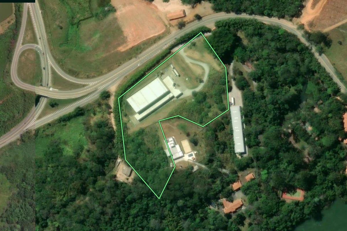 Imagem de satélite do imóvel rural em Guararema (SP), com o contorno declarado no CAR desenhado por cima.