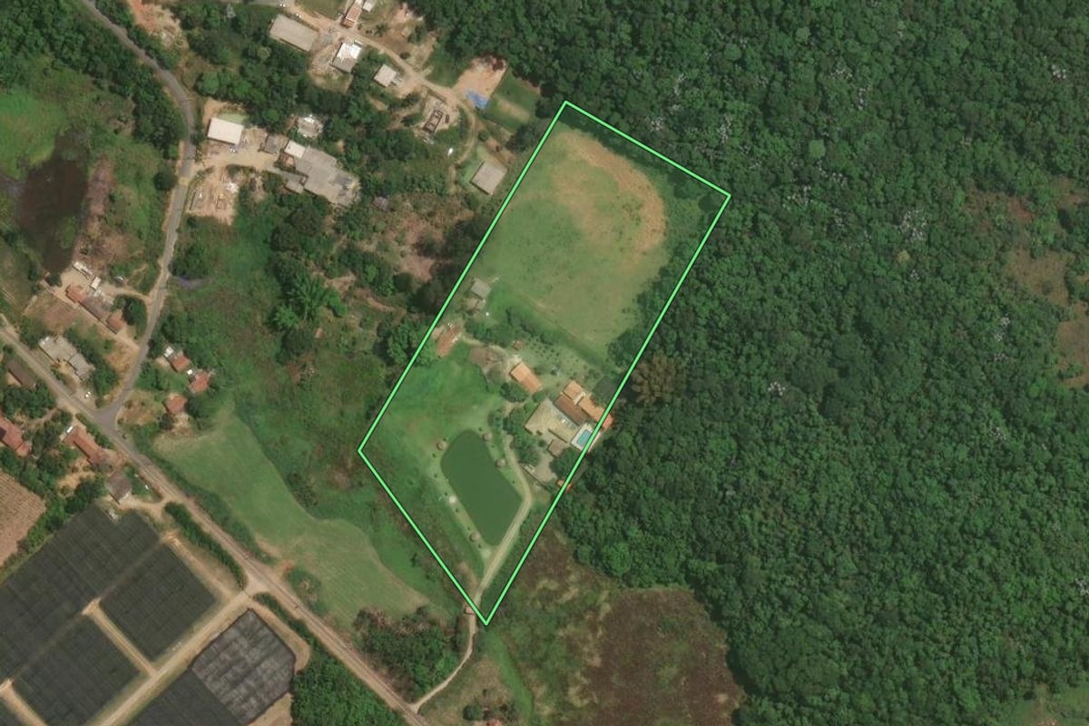 Imagem de satélite do imóvel rural em Guararema (SP), com o contorno declarado no CAR desenhado por cima.
