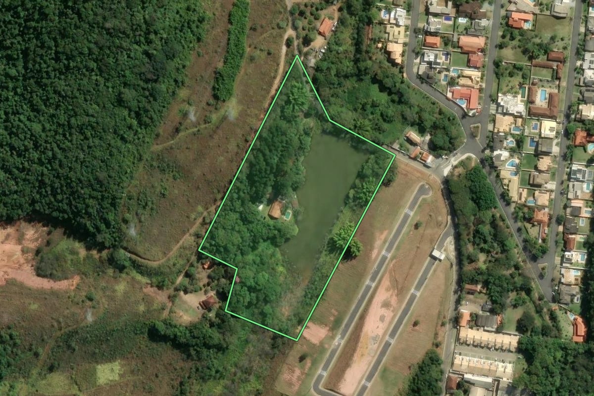 Imagem de satélite do imóvel rural em Guararema (SP), com o contorno declarado no CAR desenhado por cima.