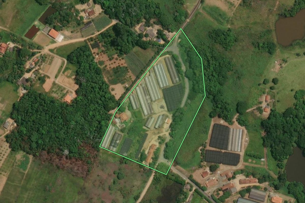 Imagem de satélite do imóvel rural em Guararema (SP), com o contorno declarado no CAR desenhado por cima.