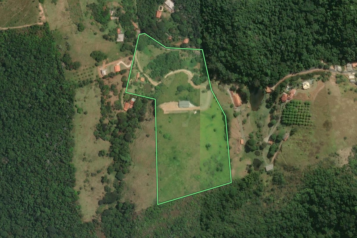 Imagem de satélite do imóvel rural em Guararema (SP), com o contorno declarado no CAR desenhado por cima.