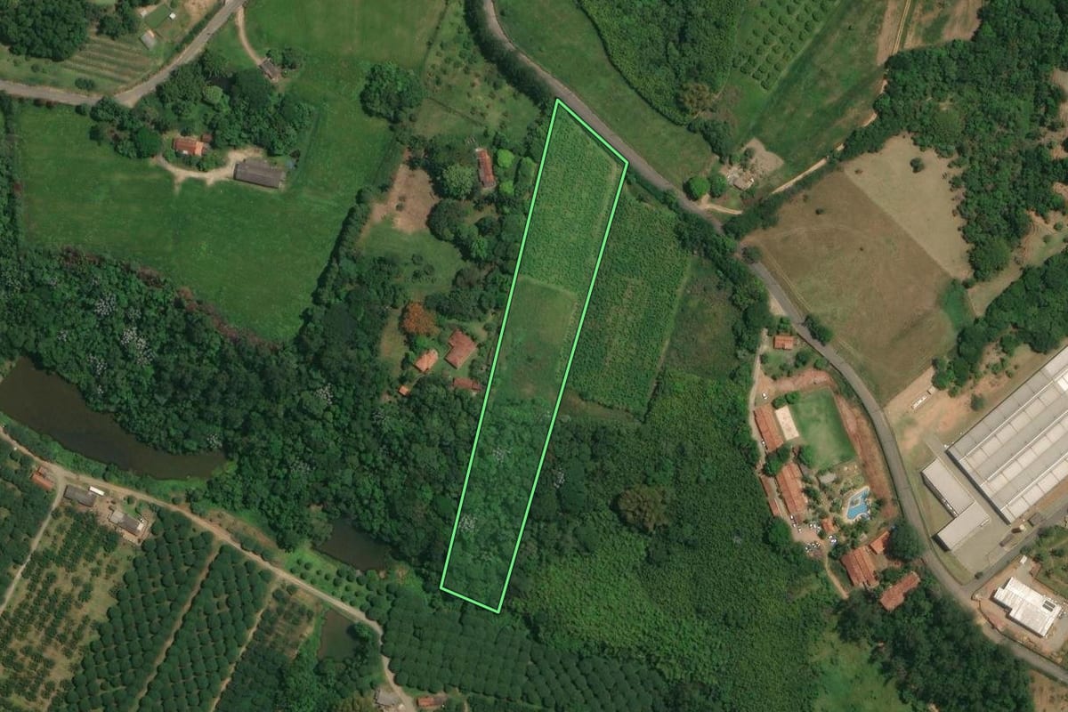 Imagem de satélite do imóvel rural em Guararema (SP), com o contorno declarado no CAR desenhado por cima.
