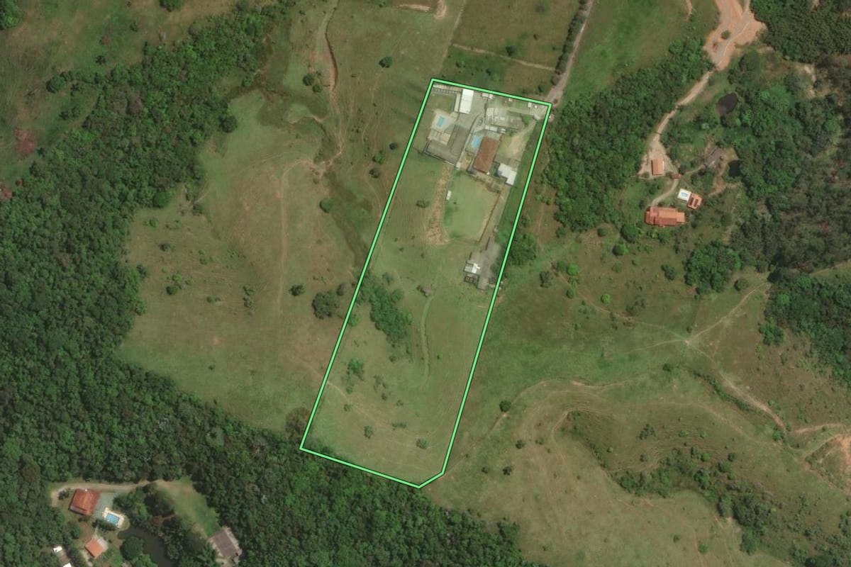 Imagem de satélite do imóvel rural em Guararema (SP), com o contorno declarado no CAR desenhado por cima.