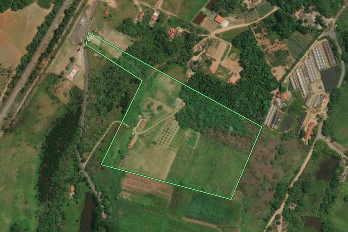 Imagem de satélite do imóvel rural em Guararema (SP), com o contorno declarado no CAR desenhado por cima.