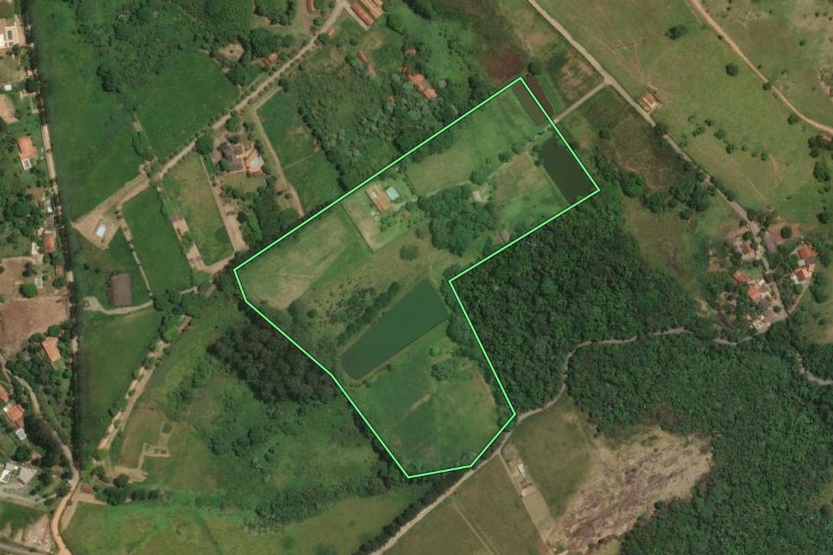 Imagem de satélite do imóvel rural em Guararema (SP), com o contorno declarado no CAR desenhado por cima.