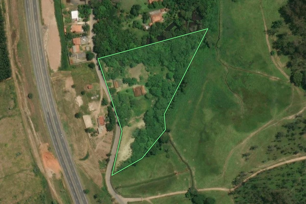Imagem de satélite do imóvel rural em Guararema (SP), com o contorno declarado no CAR desenhado por cima.