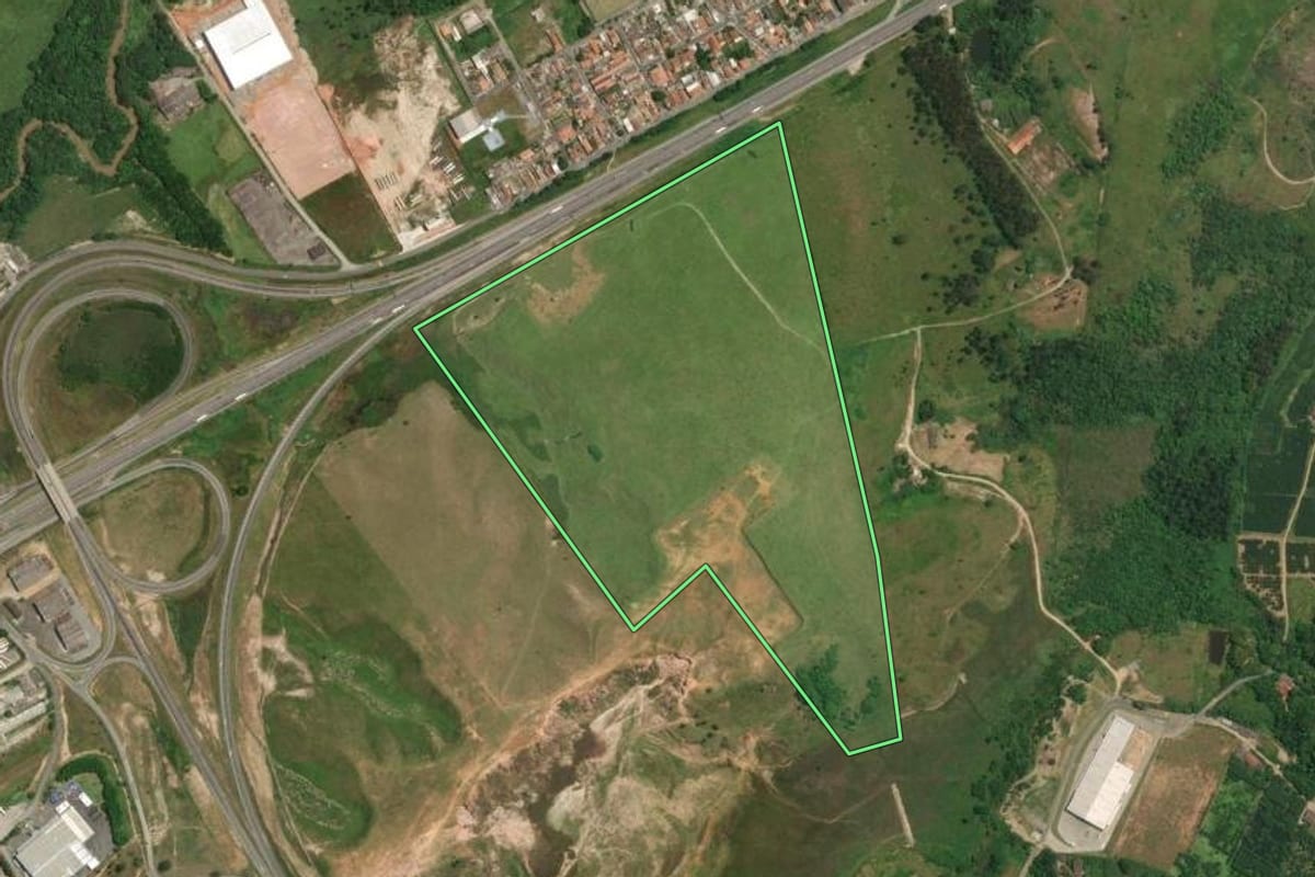 Imagem de satélite do imóvel rural em Guararema (SP), com o contorno declarado no CAR desenhado por cima.