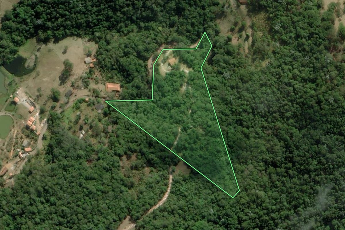 Imagem de satélite do imóvel rural em Guararema (SP), com o contorno declarado no CAR desenhado por cima.