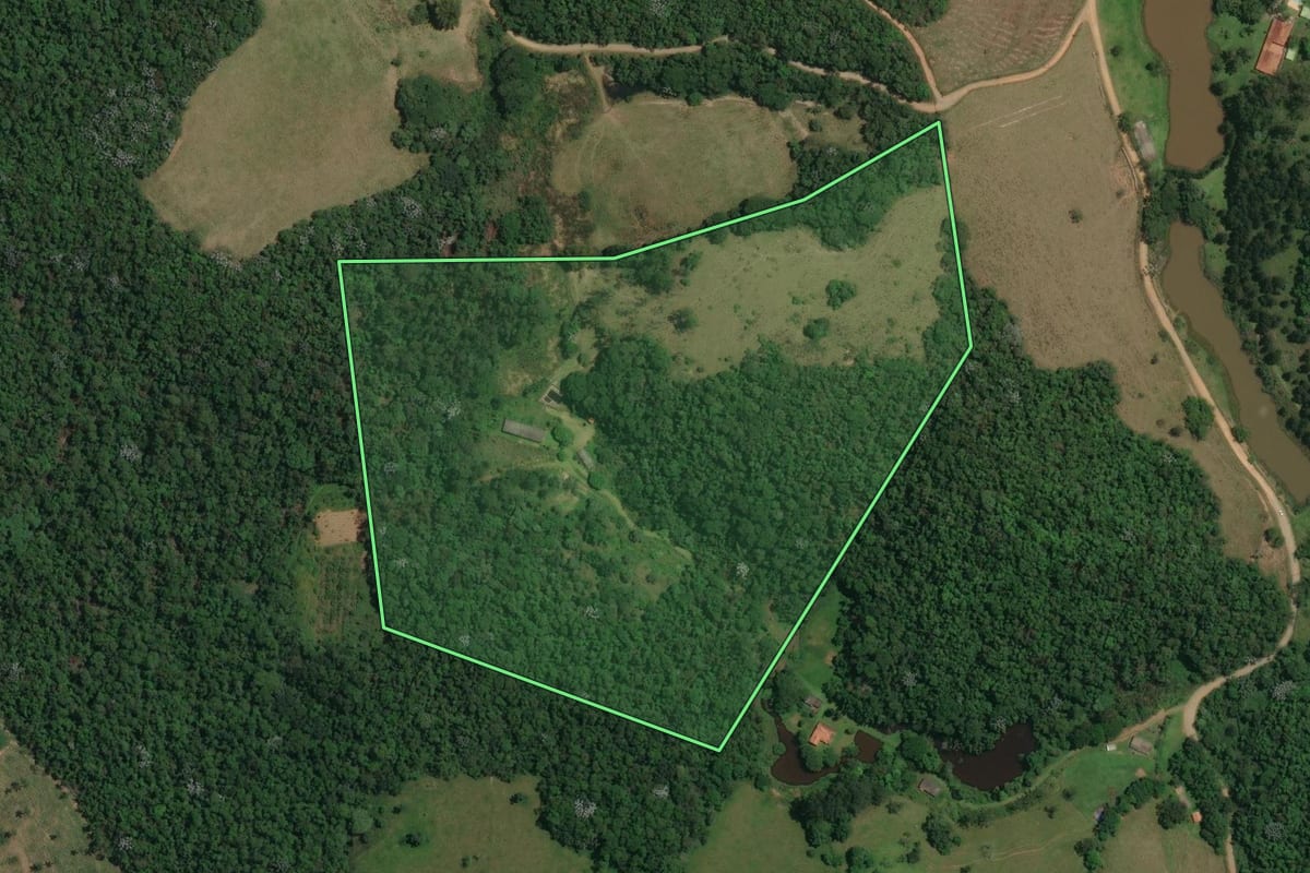 Imagem de satélite do imóvel rural em Guararema (SP), com o contorno declarado no CAR desenhado por cima.