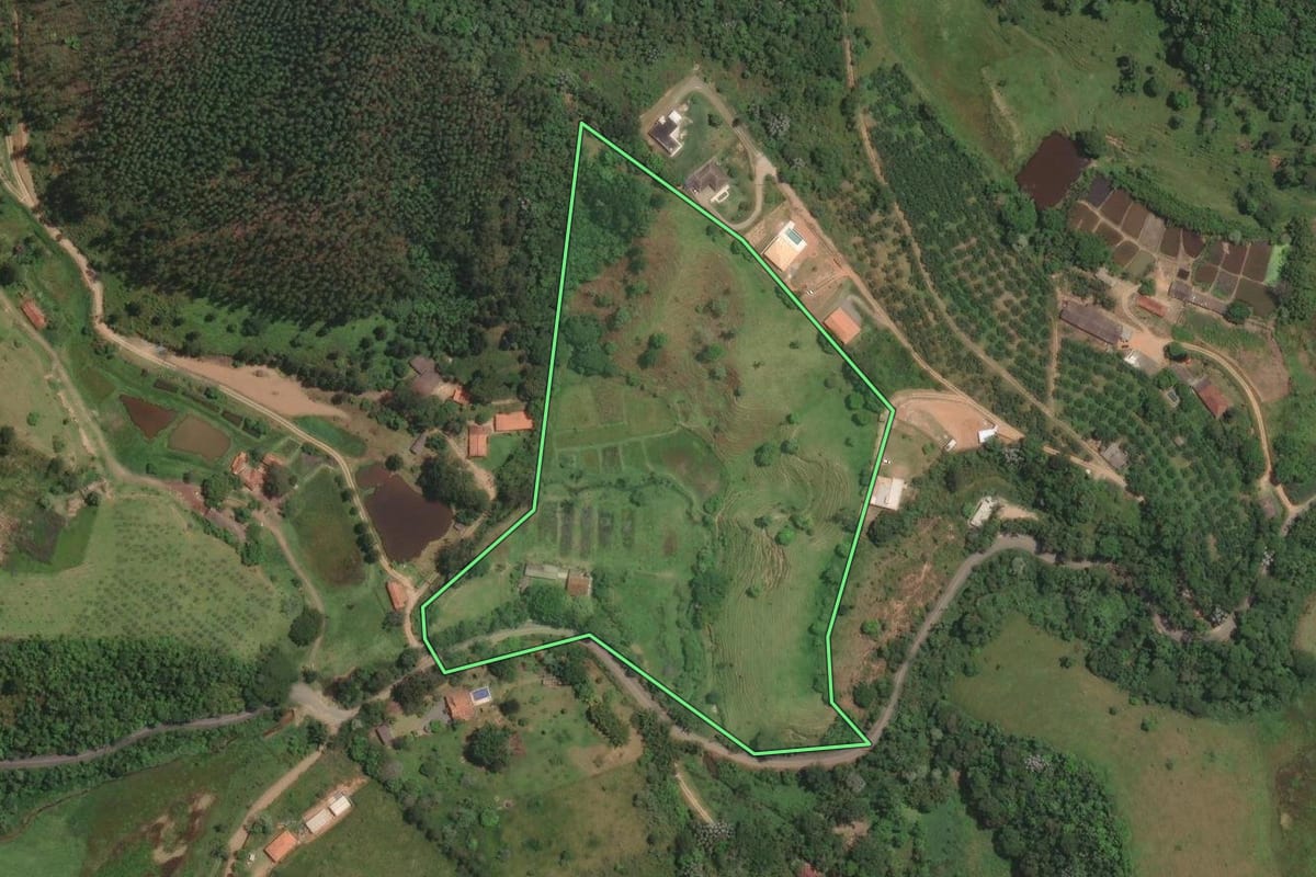 Imagem de satélite do imóvel rural em Guararema (SP), com o contorno declarado no CAR desenhado por cima.
