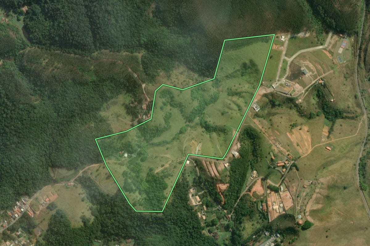Imagem de satélite do imóvel rural em Guararema (SP), com o contorno declarado no CAR desenhado por cima.