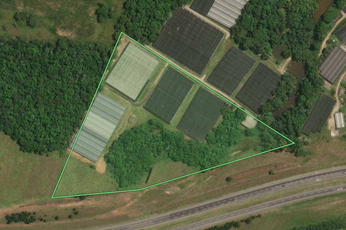 Imagem de satélite do imóvel rural em Guararema (SP), com o contorno declarado no CAR desenhado por cima.