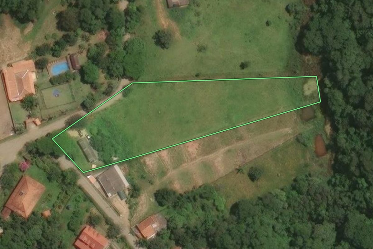 Imagem de satélite do imóvel rural em Guararema (SP), com o contorno declarado no CAR desenhado por cima.
