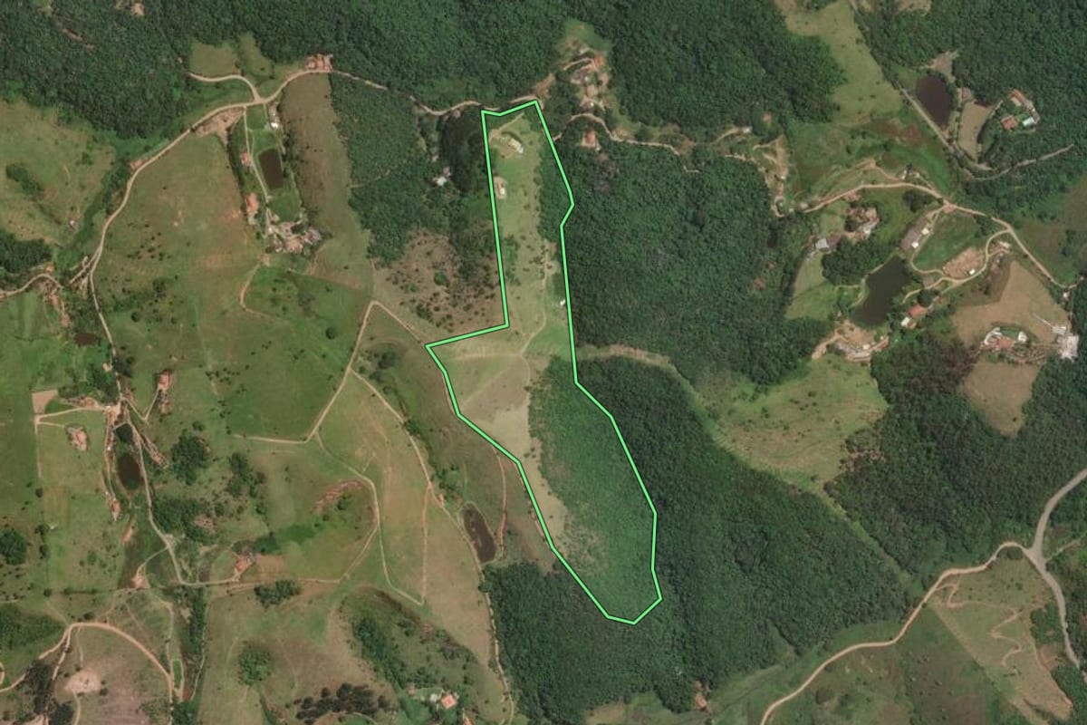 Imagem de satélite do imóvel rural em Guararema (SP), com o contorno declarado no CAR desenhado por cima.