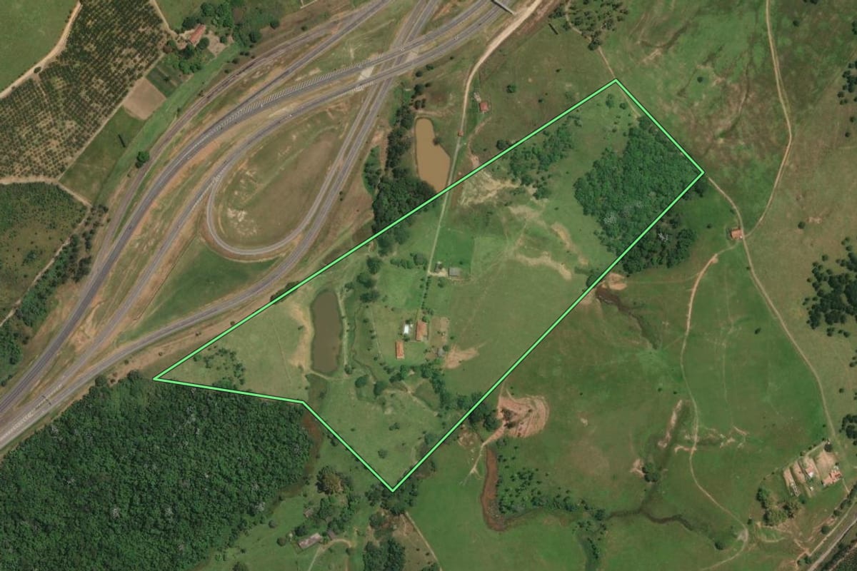 Imagem de satélite do imóvel rural em Guararema (SP), com o contorno declarado no CAR desenhado por cima.