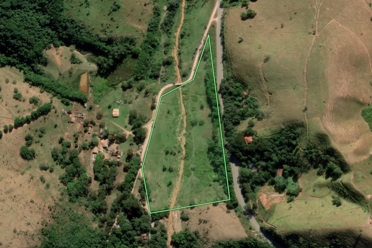 Imagem de satélite do imóvel rural em Guaratinguetá (SP), com o contorno declarado no CAR desenhado por cima.