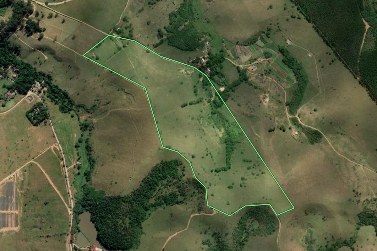 Imagem de satélite do imóvel rural em Guaratinguetá (SP), com o contorno declarado no CAR desenhado por cima.