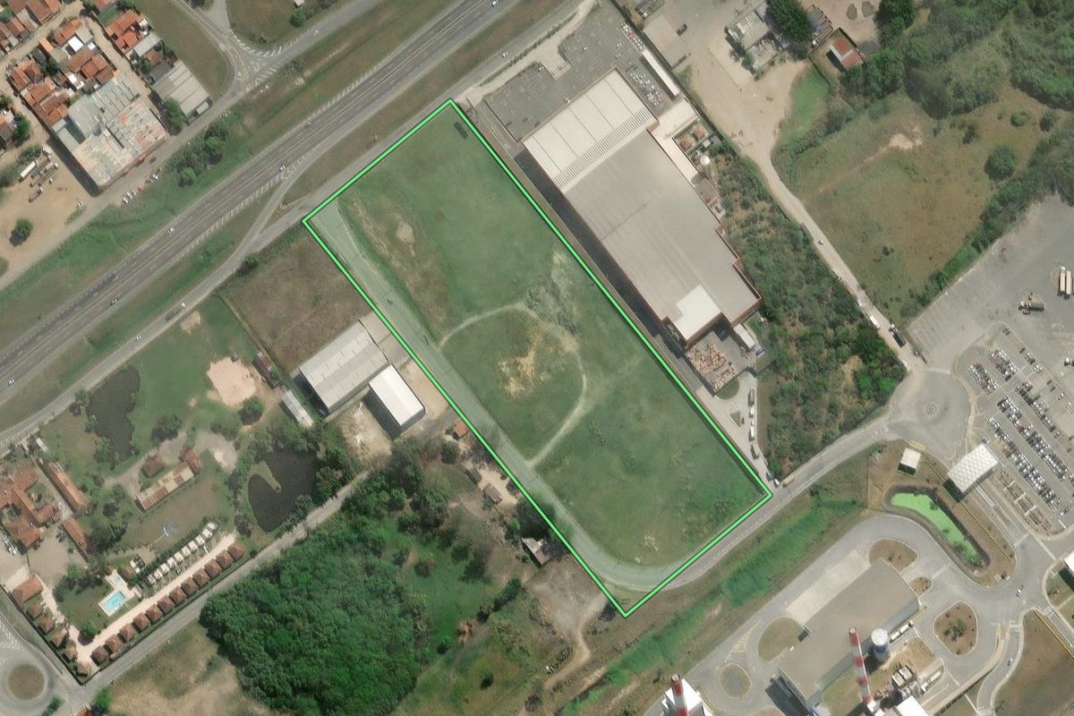 Imagem de satélite do imóvel rural em Guaratinguetá (SP), com o contorno declarado no CAR desenhado por cima.
