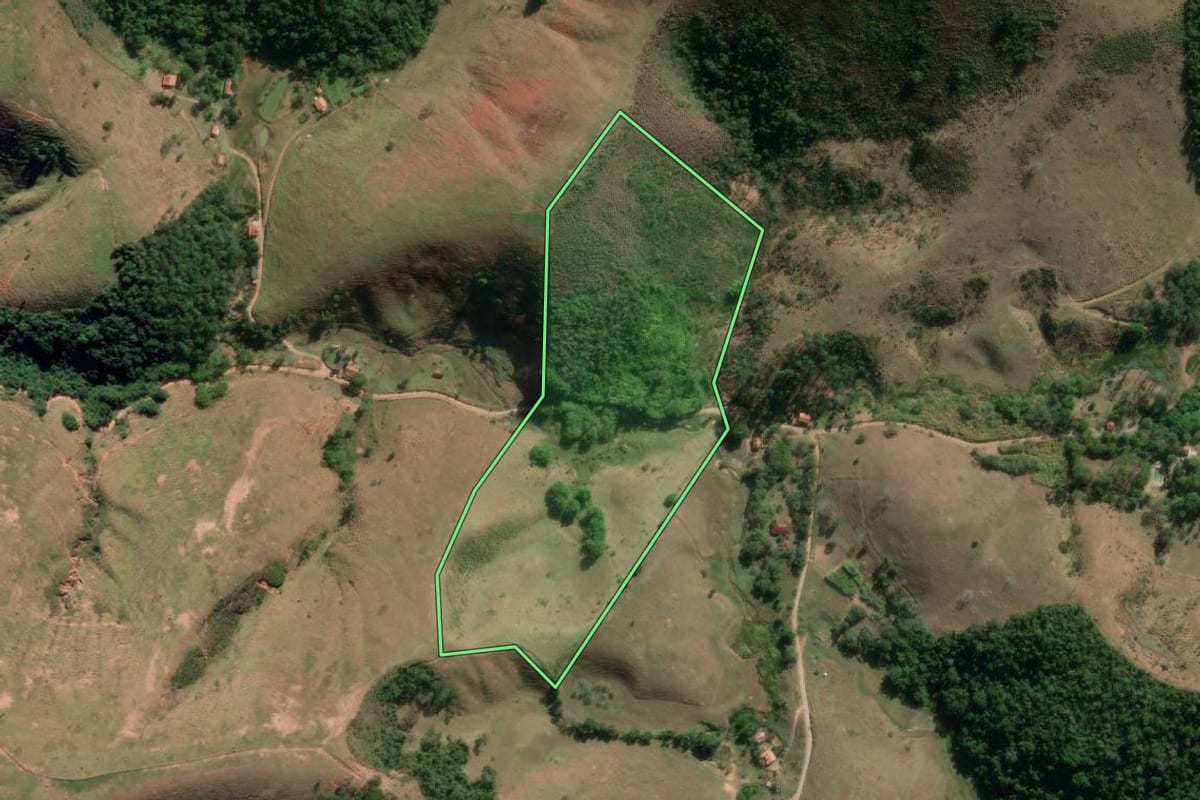 Imagem de satélite do imóvel rural em Guaratinguetá (SP), com o contorno declarado no CAR desenhado por cima.