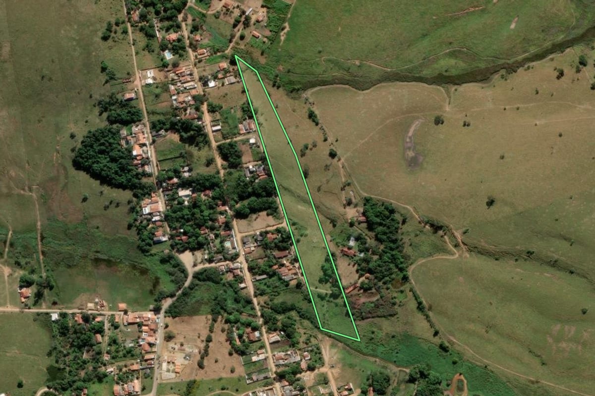 Imagem de satélite do imóvel rural em Guaratinguetá (SP), com o contorno declarado no CAR desenhado por cima.