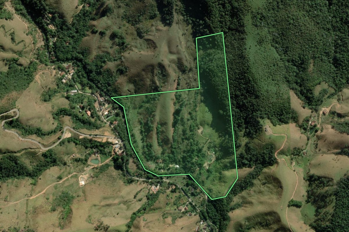 Imagem de satélite do imóvel rural em Guaratinguetá (SP), com o contorno declarado no CAR desenhado por cima.