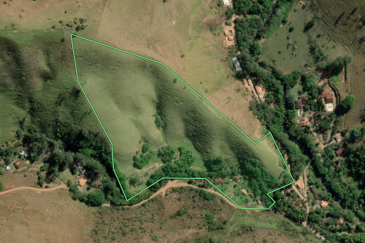 Imagem de satélite do imóvel rural em Guaratinguetá (SP), com o contorno declarado no CAR desenhado por cima.
