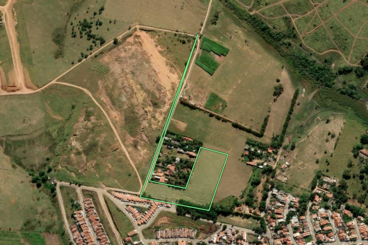 Imagem de satélite do imóvel rural em Guaratinguetá (SP), com o contorno declarado no CAR desenhado por cima.