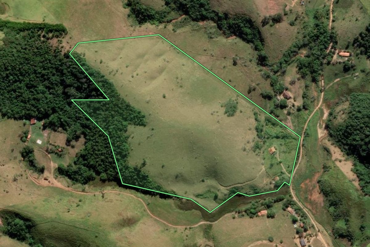 Imagem de satélite do imóvel rural em Guaratinguetá (SP), com o contorno declarado no CAR desenhado por cima.
