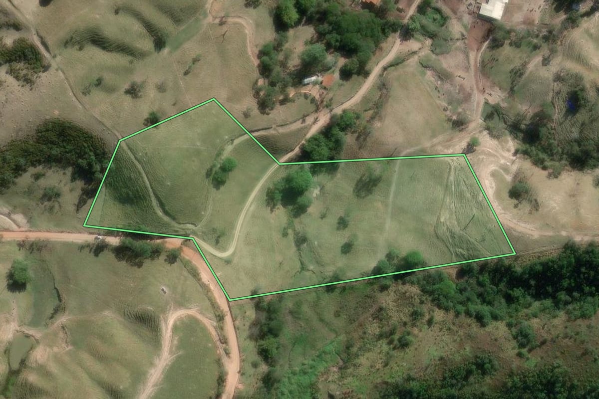 Imagem de satélite do imóvel rural em Guaratinguetá (SP), com o contorno declarado no CAR desenhado por cima.