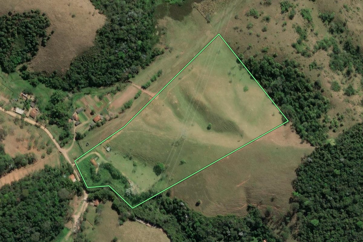 Imagem de satélite do imóvel rural em Guaratinguetá (SP), com o contorno declarado no CAR desenhado por cima.