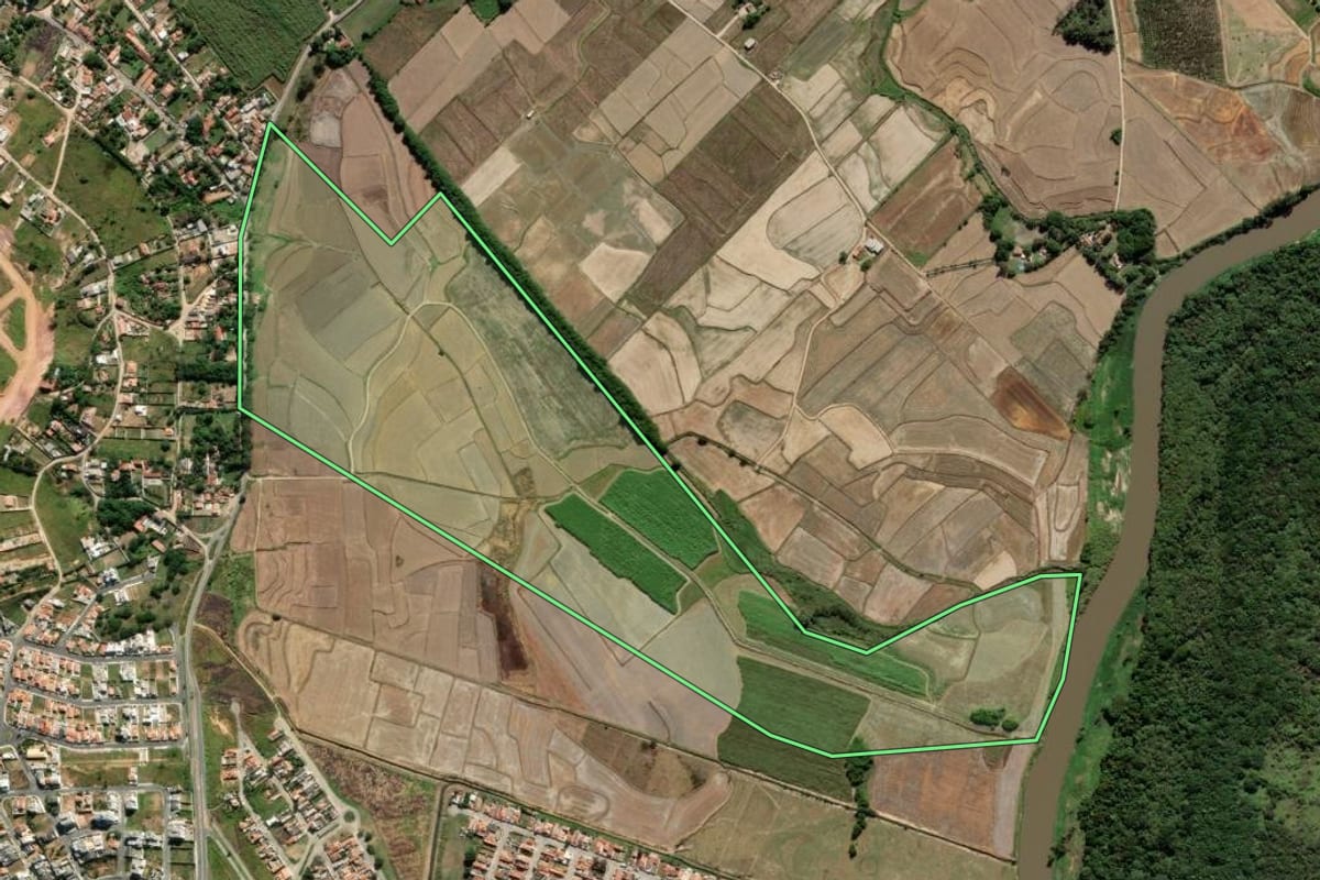 Imagem de satélite do imóvel rural em Guaratinguetá (SP), com o contorno declarado no CAR desenhado por cima.