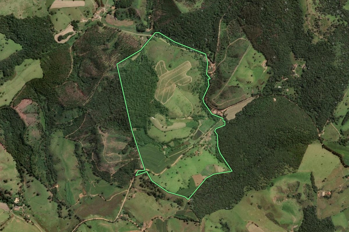 Imagem de satélite do imóvel rural em Guaratinguetá (SP), com o contorno declarado no CAR desenhado por cima.