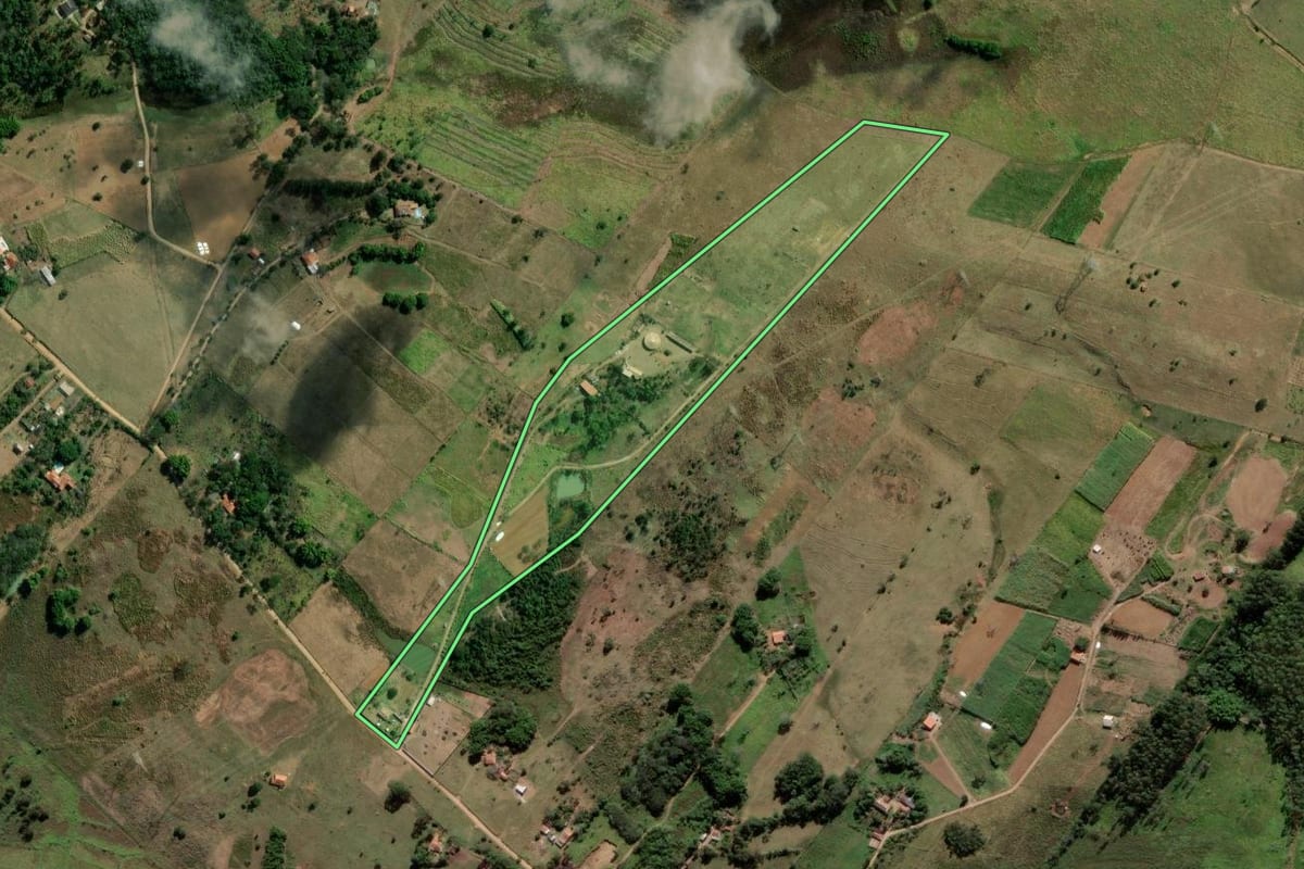 Imagem de satélite do imóvel rural em Guaratinguetá (SP), com o contorno declarado no CAR desenhado por cima.