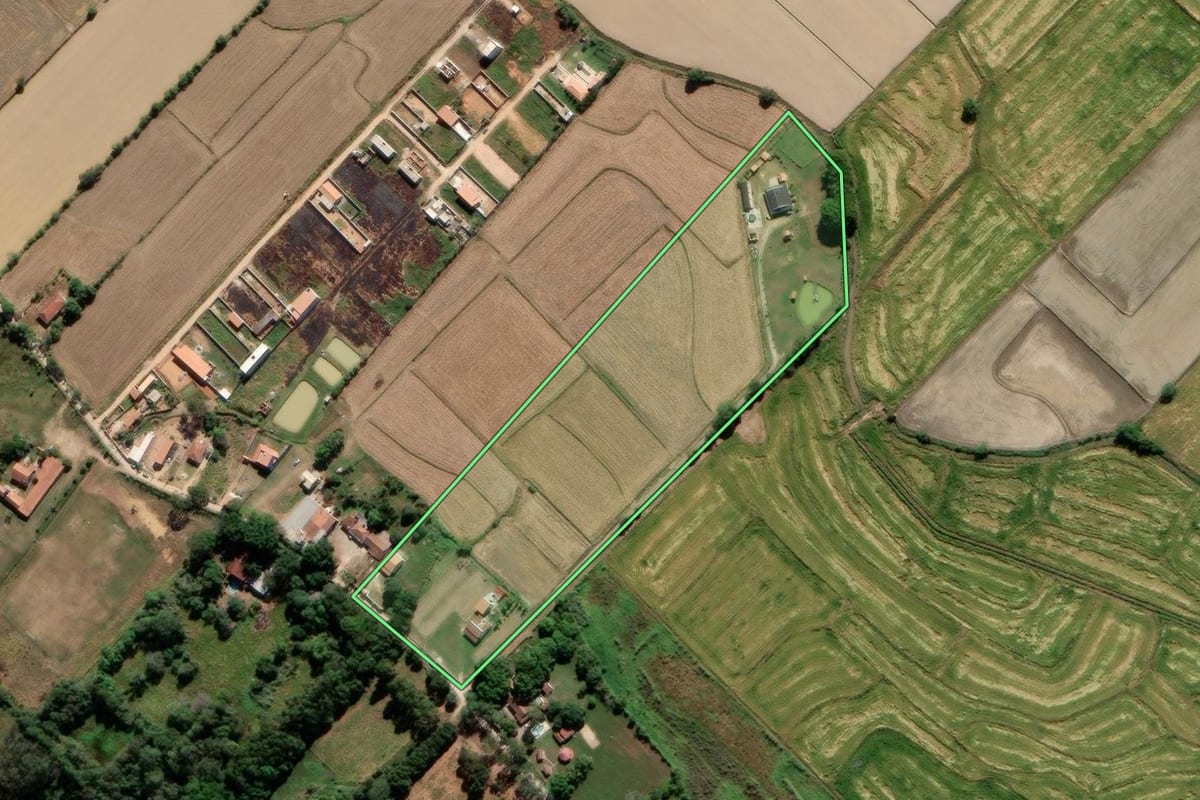 Imagem de satélite do imóvel rural em Guaratinguetá (SP), com o contorno declarado no CAR desenhado por cima.