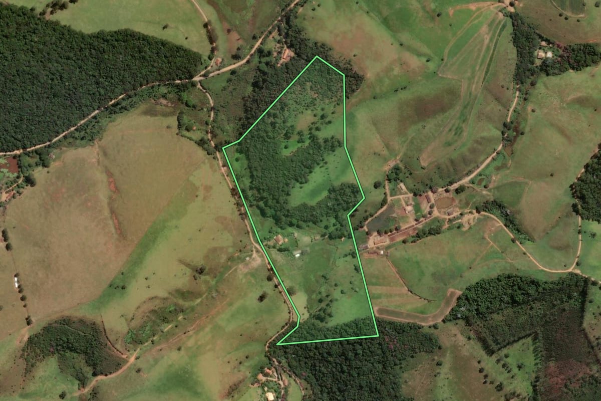 Imagem de satélite do imóvel rural em Guaratinguetá (SP), com o contorno declarado no CAR desenhado por cima.