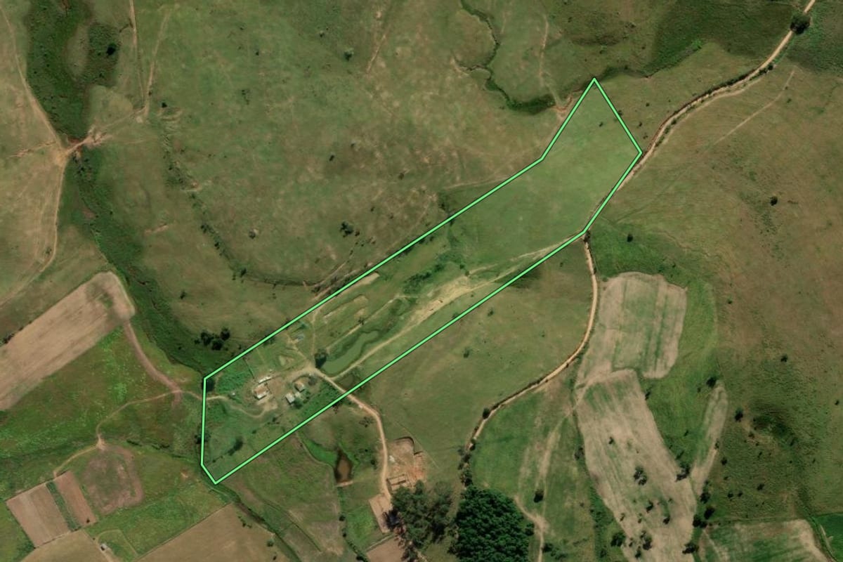 Imagem de satélite do imóvel rural em Guaratinguetá (SP), com o contorno declarado no CAR desenhado por cima.