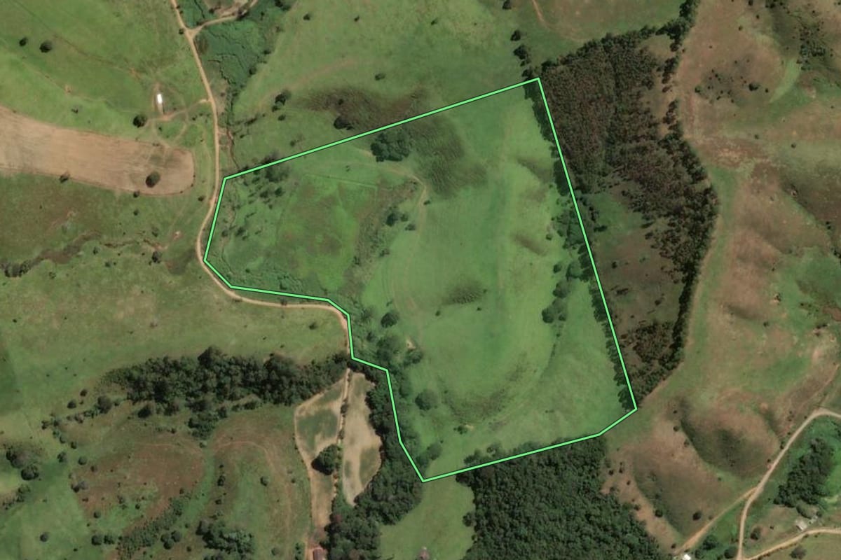 Imagem de satélite do imóvel rural em Guaratinguetá (SP), com o contorno declarado no CAR desenhado por cima.