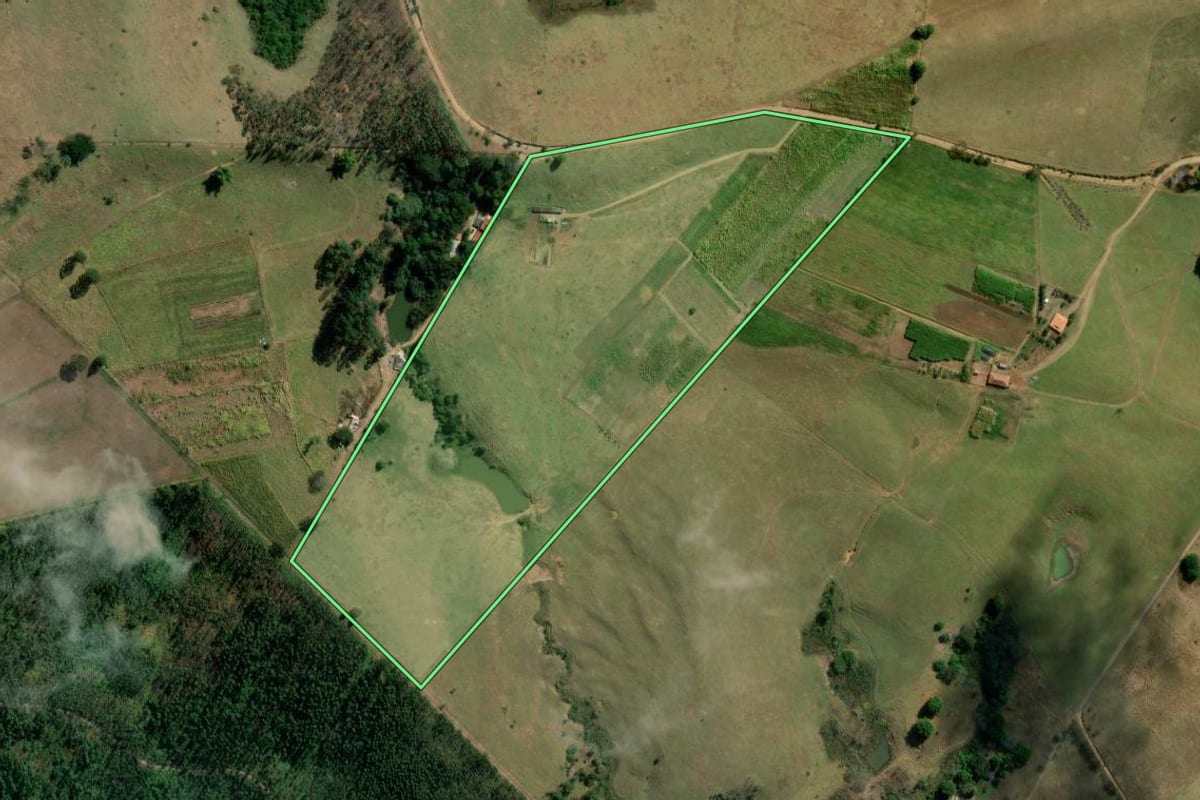 Imagem de satélite do imóvel rural em Guaratinguetá (SP), com o contorno declarado no CAR desenhado por cima.