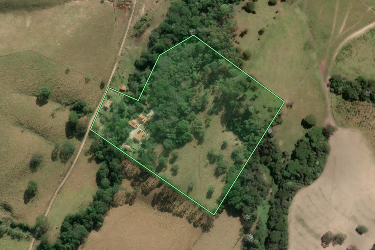 Imagem de satélite do imóvel rural em Guaratinguetá (SP), com o contorno declarado no CAR desenhado por cima.