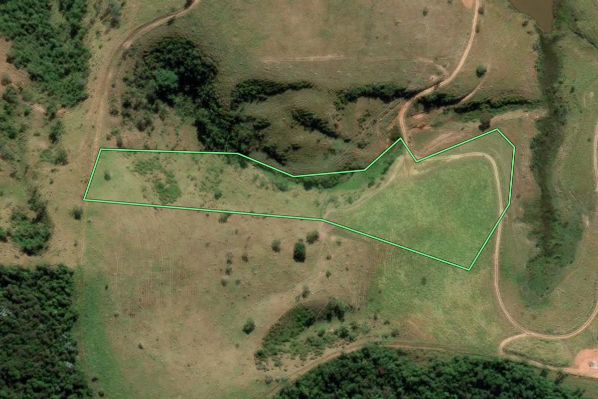 Imagem de satélite do imóvel rural em Guaratinguetá (SP), com o contorno declarado no CAR desenhado por cima.