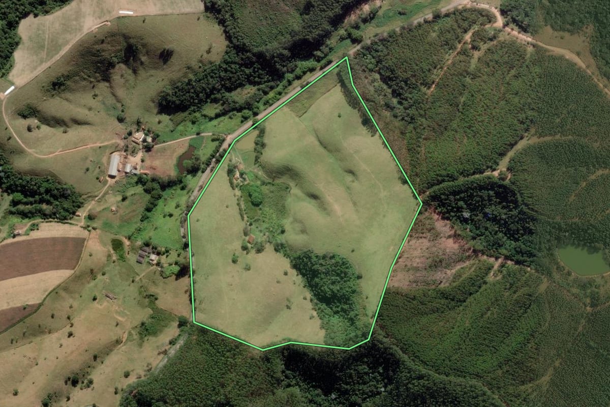 Imagem de satélite do imóvel rural em Guaratinguetá (SP), com o contorno declarado no CAR desenhado por cima.