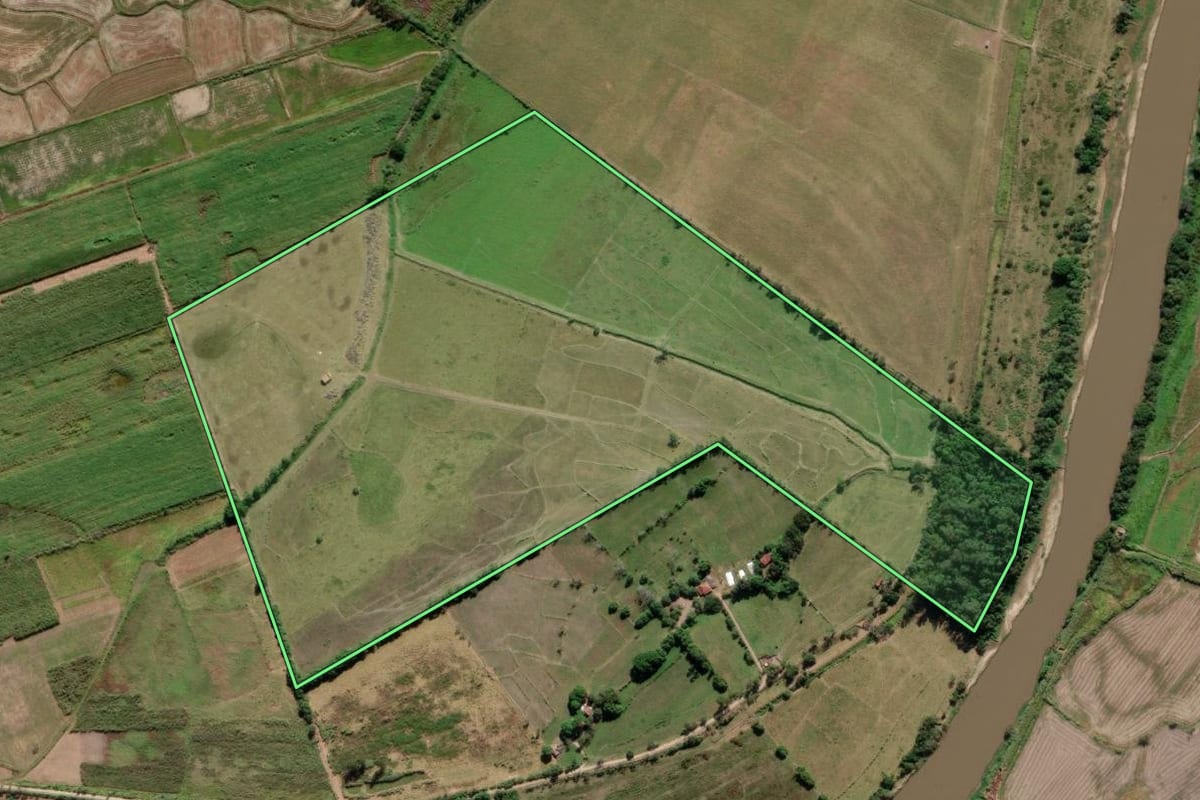 Imagem de satélite do imóvel rural em Guaratinguetá (SP), com o contorno declarado no CAR desenhado por cima.