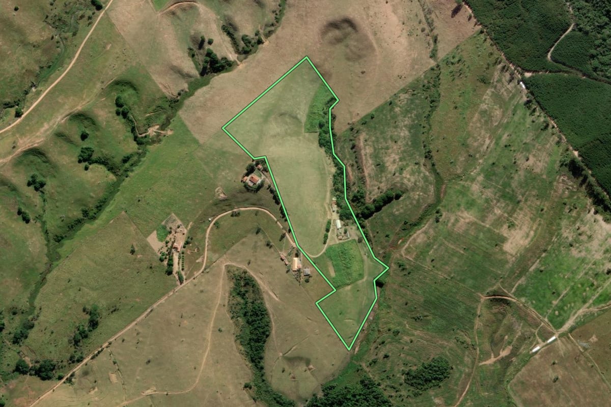 Imagem de satélite do imóvel rural em Guaratinguetá (SP), com o contorno declarado no CAR desenhado por cima.