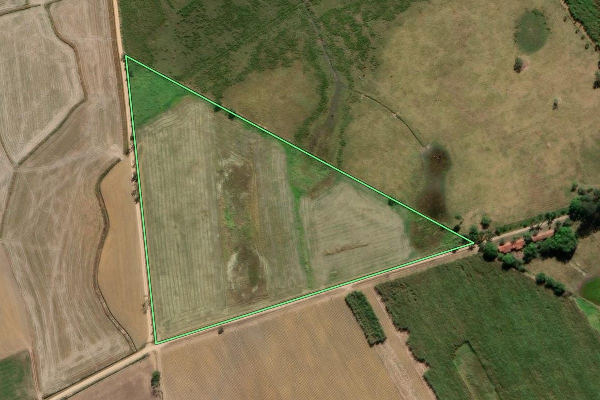 Imagem de satélite do imóvel rural em Guaratinguetá (SP), com o contorno declarado no CAR desenhado por cima.