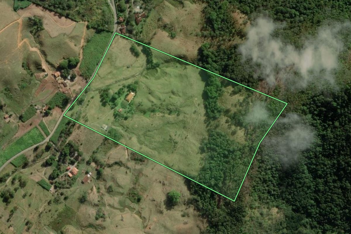 Imagem de satélite do imóvel rural em Guaratinguetá (SP), com o contorno declarado no CAR desenhado por cima.