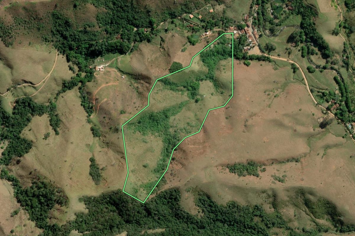 Imagem de satélite do imóvel rural em Guaratinguetá (SP), com o contorno declarado no CAR desenhado por cima.