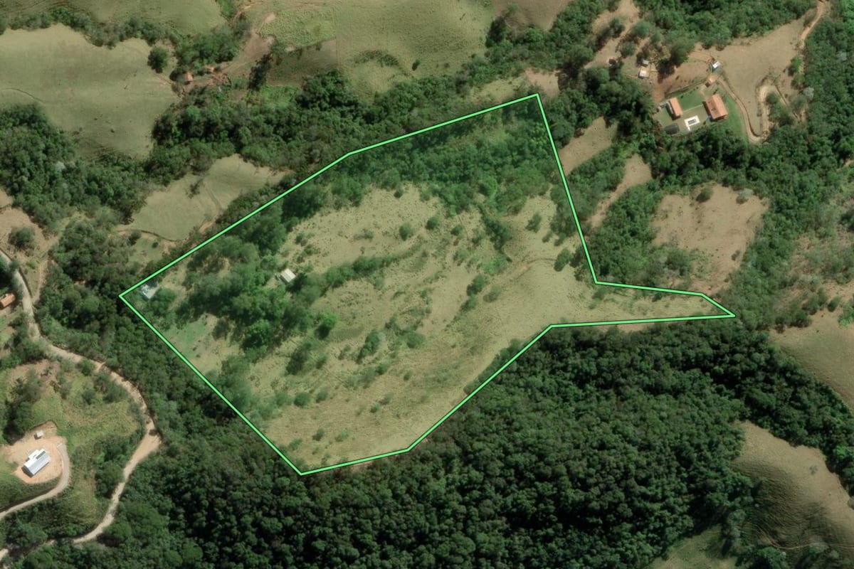 Imagem de satélite do imóvel rural em Guaratinguetá (SP), com o contorno declarado no CAR desenhado por cima.