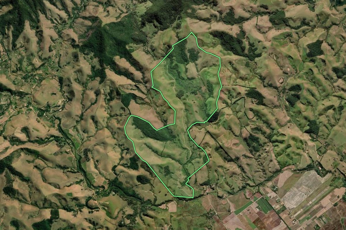 Imagem de satélite do imóvel rural em Guaratinguetá (SP), com o contorno declarado no CAR desenhado por cima.