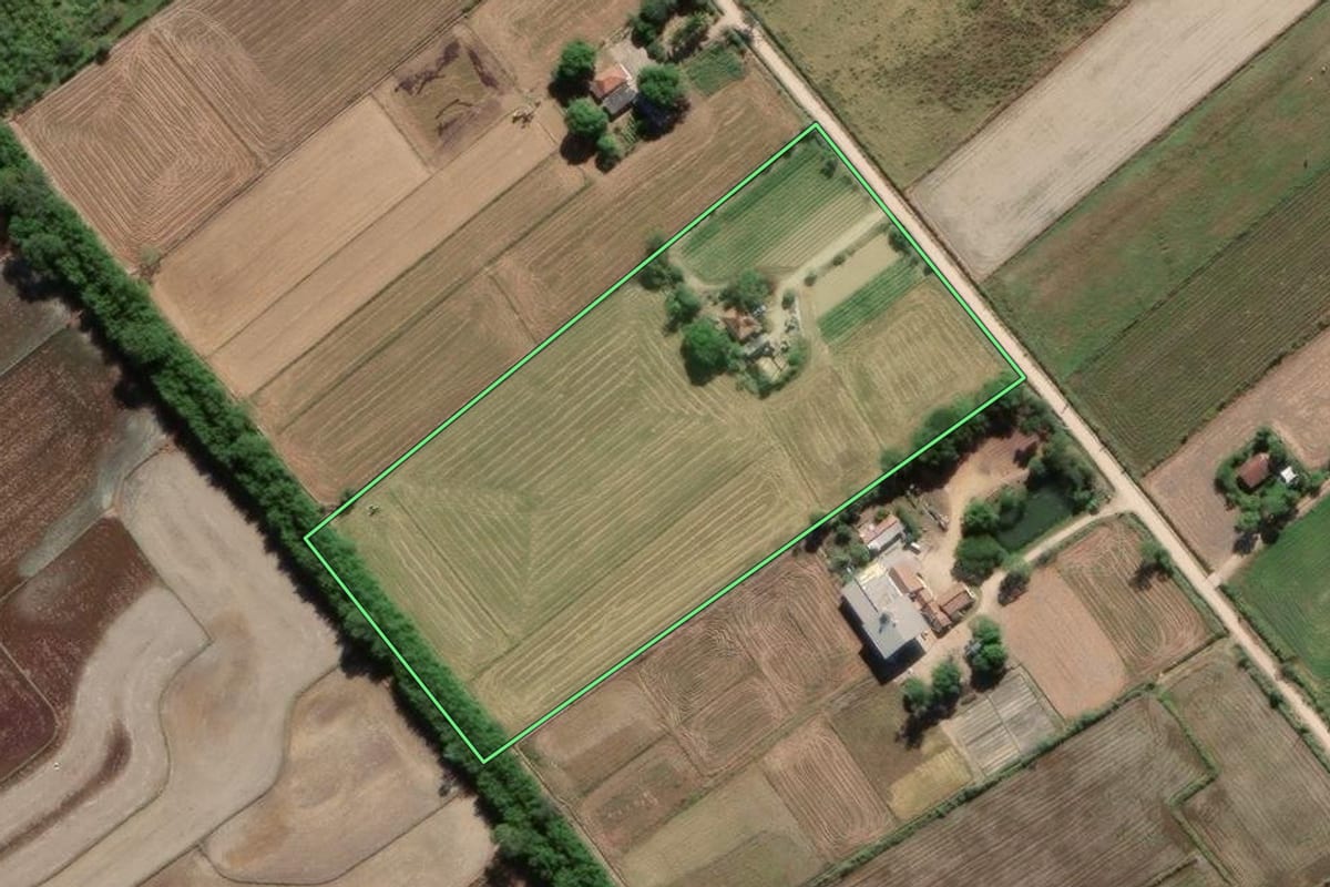 Imagem de satélite do imóvel rural em Guaratinguetá (SP), com o contorno declarado no CAR desenhado por cima.